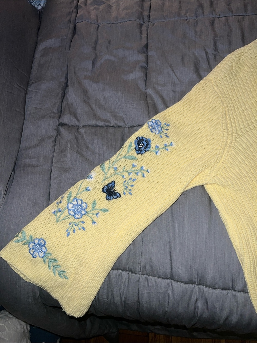Francesca’s Yellow sweater - Picture 3 of 4